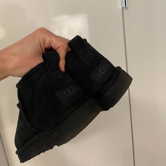 Classic Ultra Mini UGG Boot Black - Picture 1 of 3